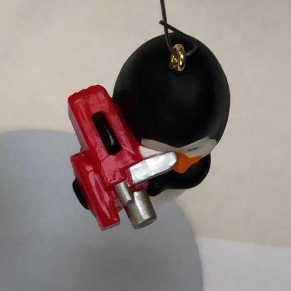 HALLMARK ORNAMENT: VIDEOGRAPHER PENGUIN (no box) - Picture 2 of 3